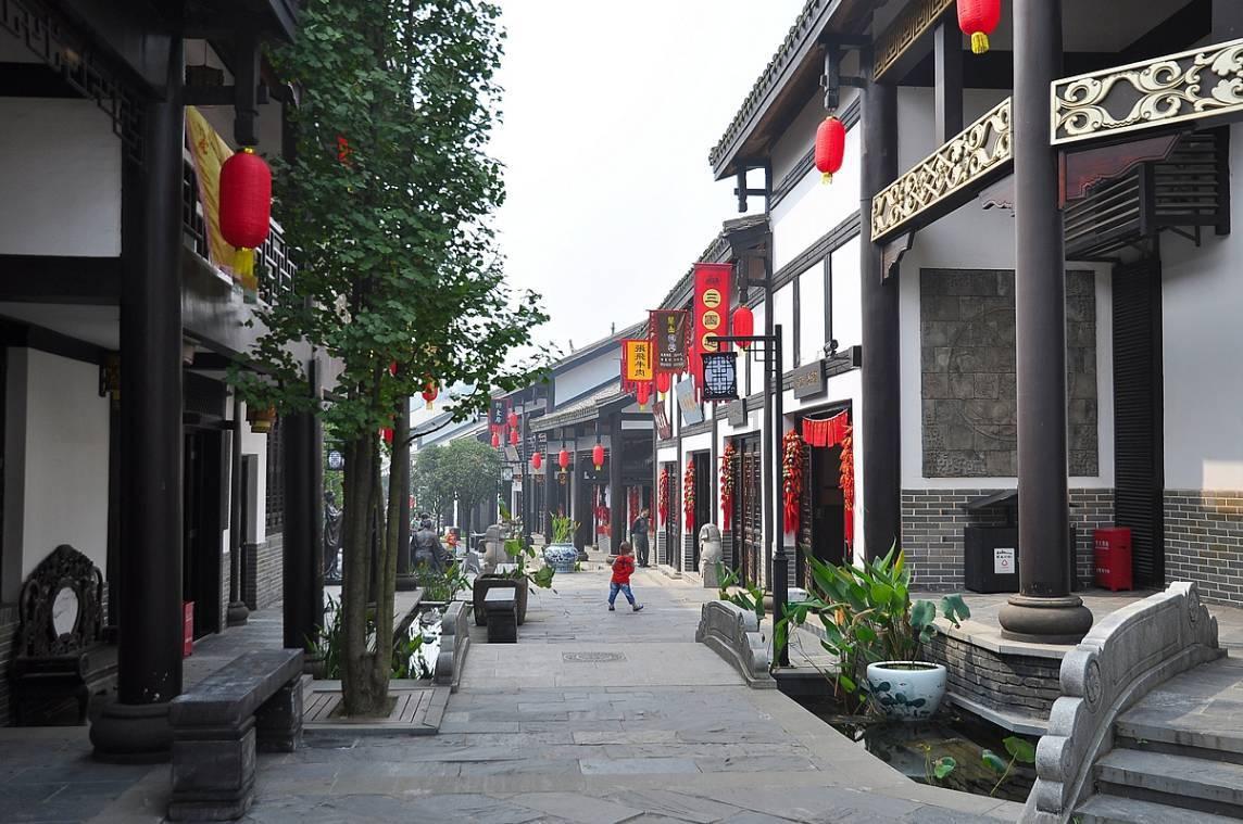 欧阳夏丹钻进草莓大棚：采摘草莓大口吃，此前在西安回民街猛吃美食